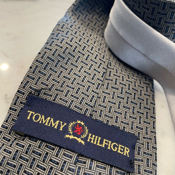 Tommy Hilfiger 100% Silk tie, grey with blue dot. - Picture 2 of 3